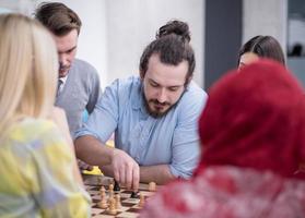 multiethnische gruppe von geschäftsleuten, die schach spielen foto