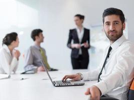 Porträt eines jungen modernen arabischen Geschäftsmannes im Büro foto