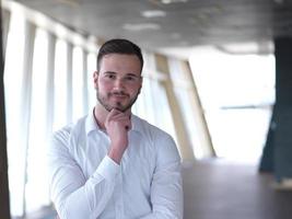 Porträt eines jungen Geschäftsmannes mit Bart im modernen Büro foto