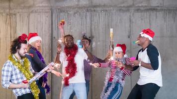 multiethnische gruppe von lässigen geschäftsleuten mit konfetti-party foto