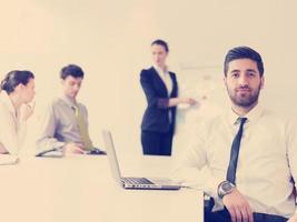 Porträt eines jungen modernen arabischen Geschäftsmannes im Büro foto