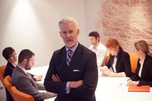 Senior Geschäftsmann mit seinem Team im Büro foto