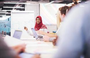 muslimische geschäftsfrau, die präsentationen im büro gibt foto