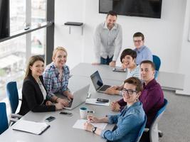 Geschäftsteam bei einem Treffen in einem modernen Bürogebäude foto