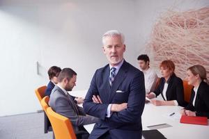 Senior Geschäftsmann mit seinem Team im Büro foto