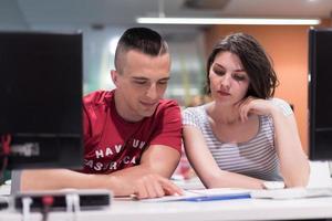 technologiestudentengruppe, die im klassenzimmer der computerlaborschule arbeitet foto