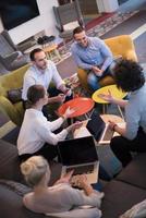 Startup-Business-Team bei einem Treffen in einem modernen Bürogebäude foto