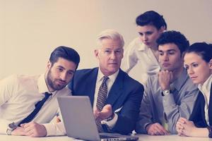 Geschäftsleute treffen sich im modernen Startup-Büro foto