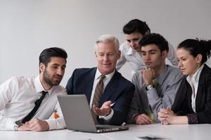 Geschäftsleute treffen sich im modernen Startup-Büro foto