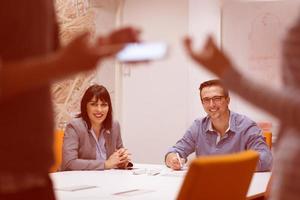 Geschäftsteam bei einem Treffen in einem modernen Bürogebäude foto