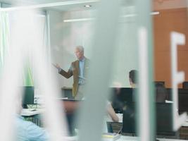 Oberlehrer- und Schülergruppe im Klassenzimmer des Computerlabors foto