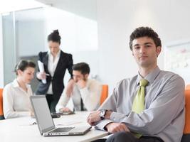 Gruppe junger Geschäftsleute beim Treffen im modernen Startup-Büro foto