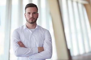 Geschäftsmann mit Bart im modernen Büro foto