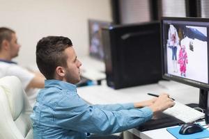 Bildbearbeiter bei der Arbeit foto