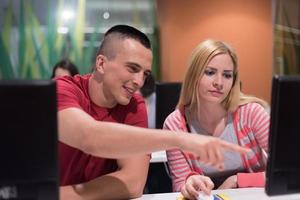 technologiestudentengruppe, die im klassenzimmer der computerlaborschule arbeitet foto