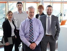 Senior Geschäftsmann mit seinem Team im Büro foto