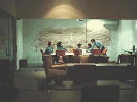 Geschäftsteam bei einem Treffen in einem modernen Bürogebäude foto