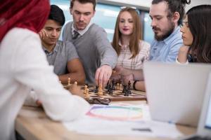 multiethnische gruppe von geschäftsleuten, die schach spielen foto