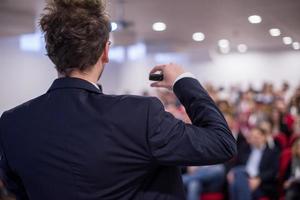 erfolgreicher geschäftsmann, der präsentationen im konferenzraum gibt foto