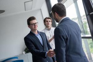 Abschluss des Deals im modernen Bürointerieur foto