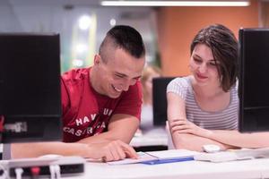 technologiestudentengruppe, die im klassenzimmer der computerlaborschule arbeitet foto