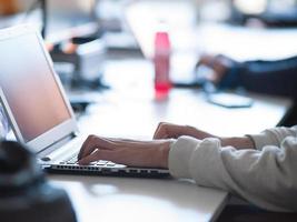 Geschäftsmann, der mit einem Laptop im Startup-Büro arbeitet foto