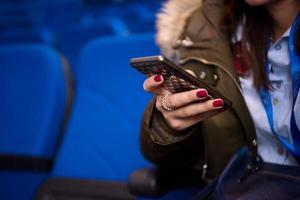 Casual Business Woman Hand mit Smartphone foto