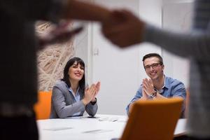 Abschluss des Deals im modernen Bürointerieur foto