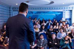 erfolgreicher geschäftsmann, der präsentationen im konferenzraum gibt foto