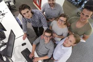 Startup-Gruppe von Geschäftsleuten, die als Team arbeiten, um eine Lösung zu finden foto