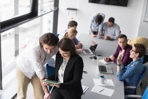 Geschäftsleute, die im Büro mit Tablets arbeiten foto