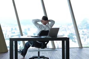 Junger Geschäftsmann im Büro foto