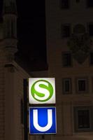 Schilder für München U-Bahn und S-Bahn, Deutschland, nachts
