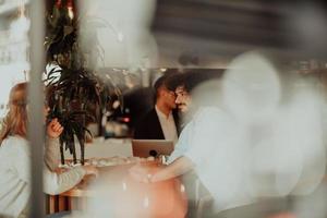 Geschäftspaar sitzt nach einem Wochentag in einem Café foto