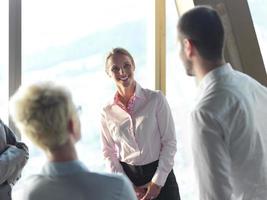 Geschäftsleute treffen sich in einem hellen, modernen Büro foto