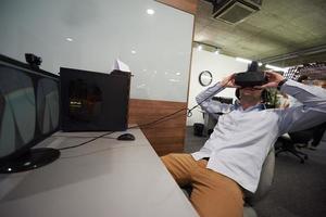 Mann mit Virtual-Reality-Gadget-Computerbrille foto