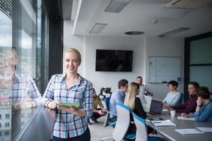 hübsche Geschäftsfrau mit Tablet im Bürogebäude am Fenster foto