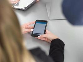 elegante Frau mit Handy im Bürogebäude foto