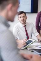 junge geschäftsleute gruppieren sich beim treffen im modernen büro foto