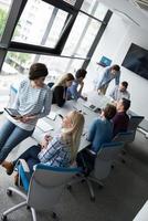 hübsche geschäftsfrauen, die während der konferenz ein tablet im bürogebäude verwenden foto