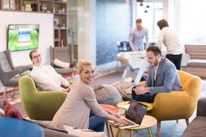 Startup-Business-Team bei einem Treffen in einem modernen Bürogebäude foto