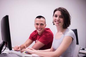 technologiestudentengruppe, die im klassenzimmer der computerlaborschule arbeitet foto