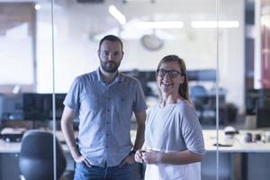 Geschäftspaar im Büro foto