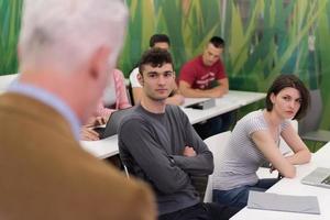 lehrer mit einer gruppe von schülern im klassenzimmer foto