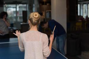 Startup-Business-Team spielt Ping-Pong-Tennis foto