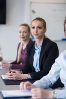 junge geschäftsleute gruppieren sich auf teambesprechung im modernen büro foto