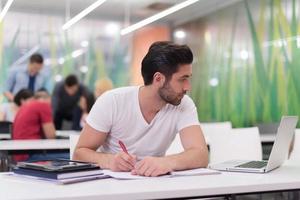 männlicher Student im Klassenzimmer foto