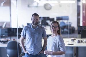 Geschäftspaar im Büro foto