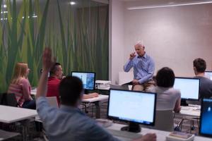 lehrer und schüler im computerlabor-klassenzimmer foto