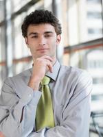 Porträt eines jungen Geschäftsmannes im modernen Büro foto